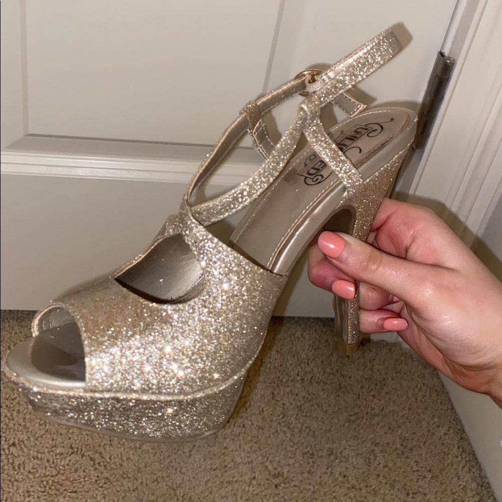 Unlisted Kenneth Cole Gold Glitter Size 7 shoes